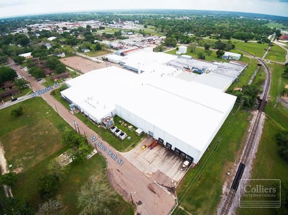 For Sale | 336,936 SF South Texas Industrial Facility: 516 W Live Oak St, Cuero, TX 77954